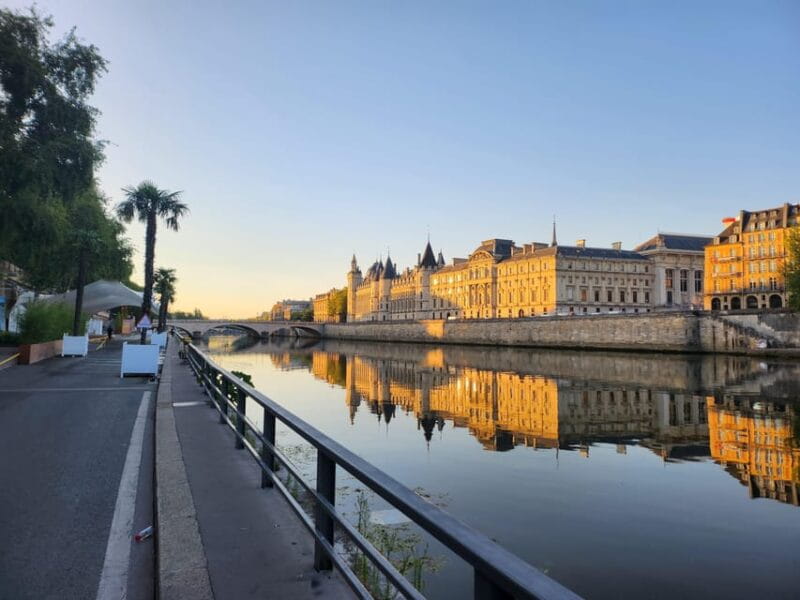 Paris Before the Crowds: Sunrise Bike Tour with Breakfast - Riding through Paris at dawn: An experience like no other
