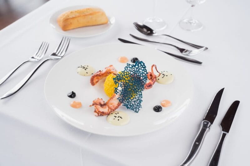 Paris : Christmas Special Lunch Cruise on the Seine River - What You Can Expect Onboard: A Festive Scene