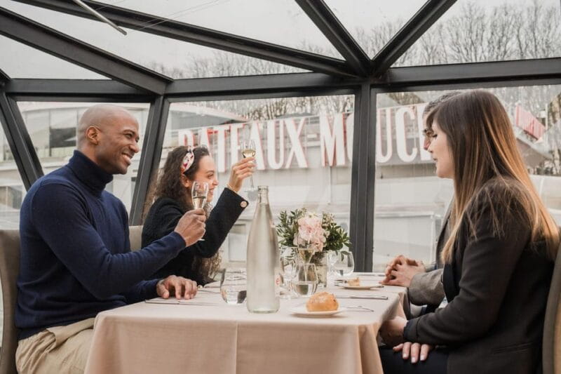 Paris : Christmas Special Lunch Cruise on the Seine River - Food, Drinks, and Atmosphere: A French Holiday Celebration