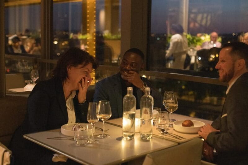 Paris: Elegant Dinner with Drinks in the Eiffel Tower - Entering the Eiffel Tower: A Smooth Process