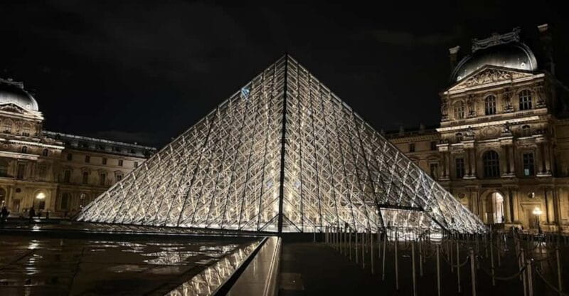 Paris: Guided tour in PORTUGUESE at the Louvre-semi-private - Key Points / Takeaways
