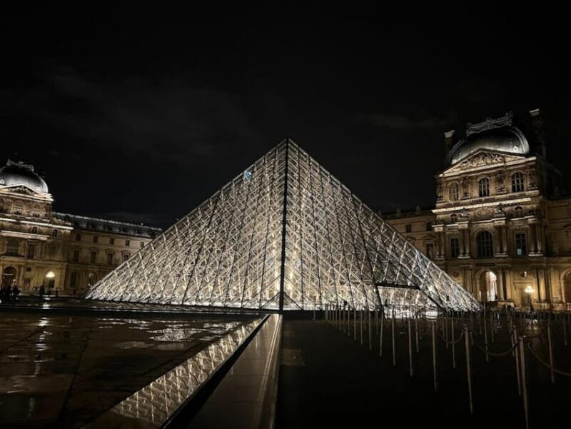 Paris: Guided tour in PORTUGUESE at the Louvre-semi-private - A Deep Dive into the Louvre in Portuguese