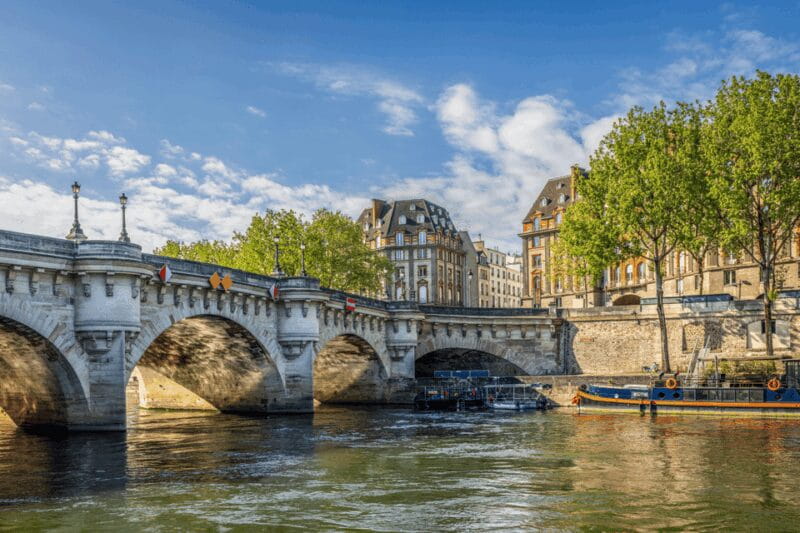 Paris Historic Islands Walk: Seine, Notre Dame & Louvre View - Who Should Consider This Experience?
