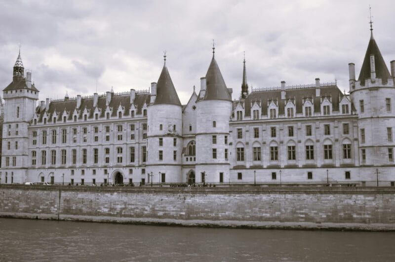 Paris History Walking Tour - Strolling Through the Louvre Courtyards and Tuileries Gardens