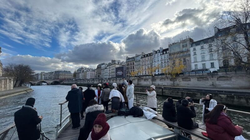 Paris: Illuminations River Cruise with Audio Commentary - Key points / Takeaways