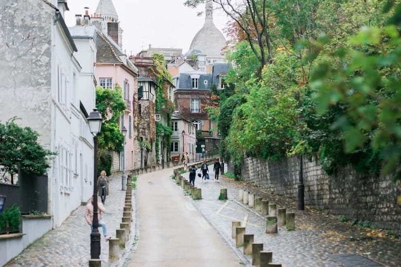 Paris: Montmartre Walking Tour with Parisian Drink Tasting - Tasting Paris: Local Flavors at a Cozy Microbrewery