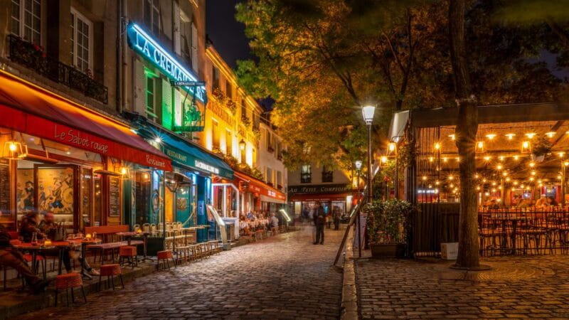 Paris: Private Guided Tour of the Charming Montmartre - Discovering Montmartre: A Walk Through Artistic and Romantic Paris