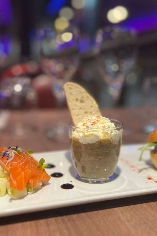 Paris: River Seine Cruise with 3-Course Lunch - Entering the Heart of Paris: The Itinerary Explored