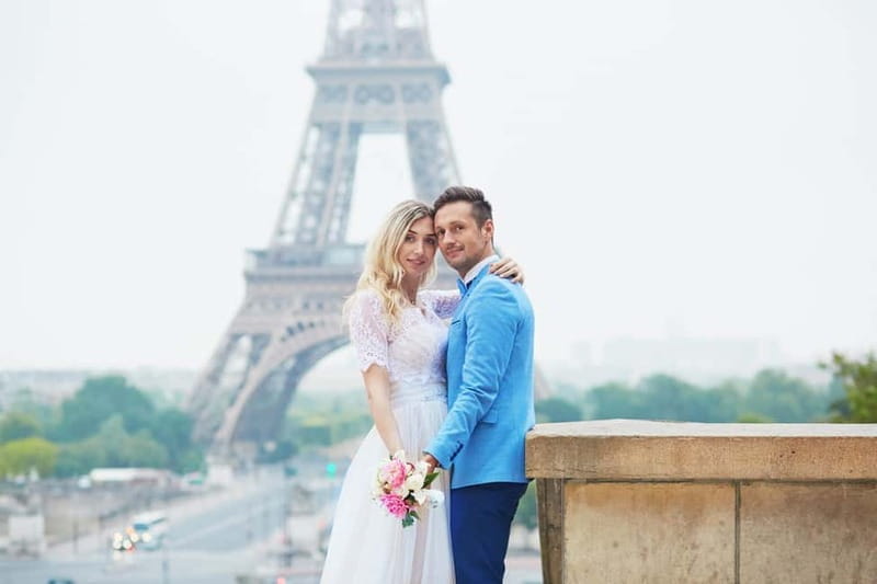 Paris: Romantic Couple Photoshoot (with flower bouquet!) - Who Will Love This Experience?