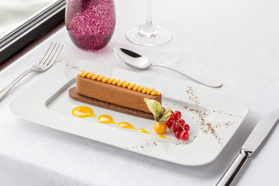 Paris: Seine River Cruise With 3-Course Dinner & Live Music - Dinner and Beverage Offerings