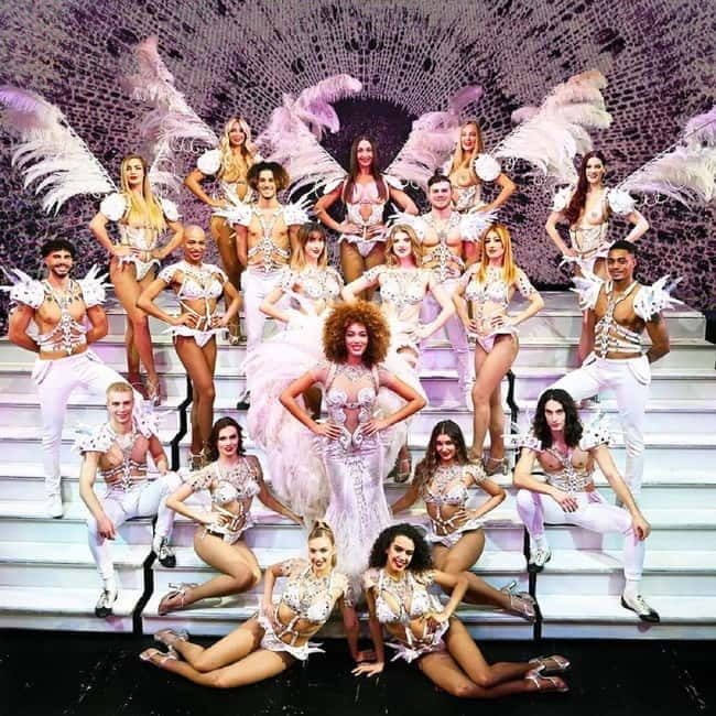 Paris: Seine Yacht Hotel Stay & Paradis Latin Cabaret show - Breaking Down the Experience: What You Can Expect