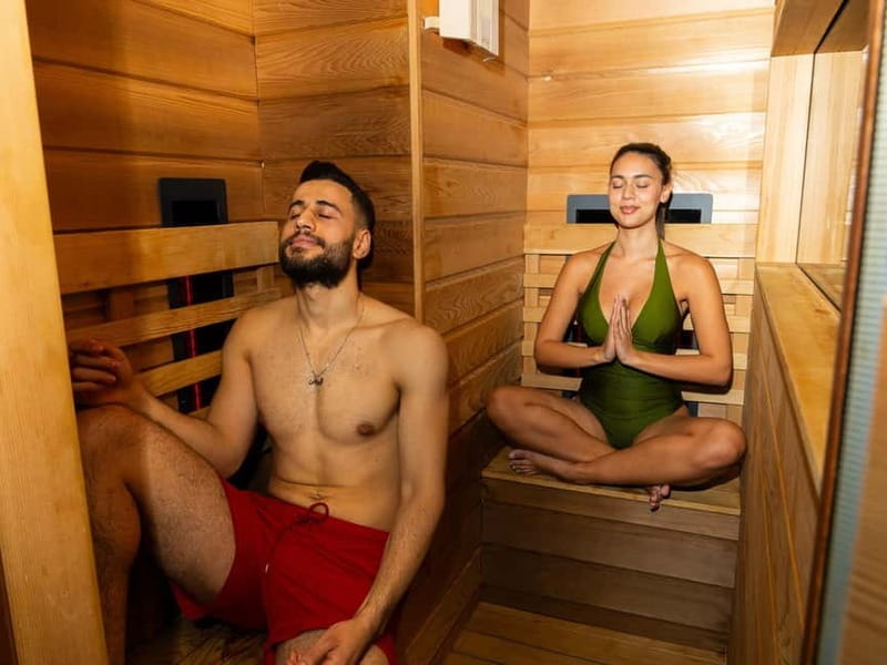 Paris: Seine Yacht Hotel Stay & Paradis Latin Cabaret show - FAQ