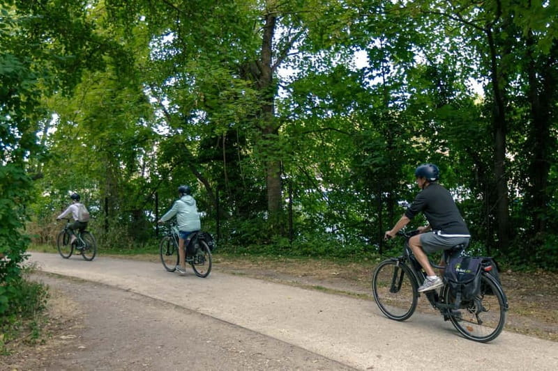 Paris to Versailles by electric bike - Nature and discovery ride - A Scenic Journey from Paris to Versailles on Two Wheels