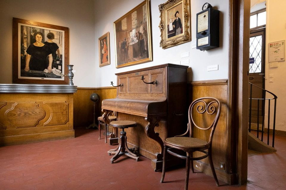 Paris: VIP Montmartre Walking Tour With Private Wine Tasting - Highlights