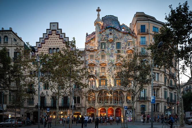Park Guell & Sagrada Familia Private Tour With Hotel Pick-Up - Transportation and Pickup