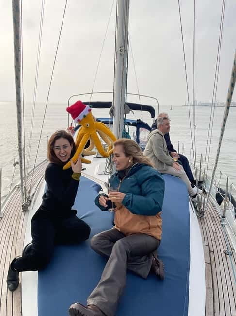 Parque das Nações: Yoga and meditation at sunrise aboard a sailboat! - FAQ