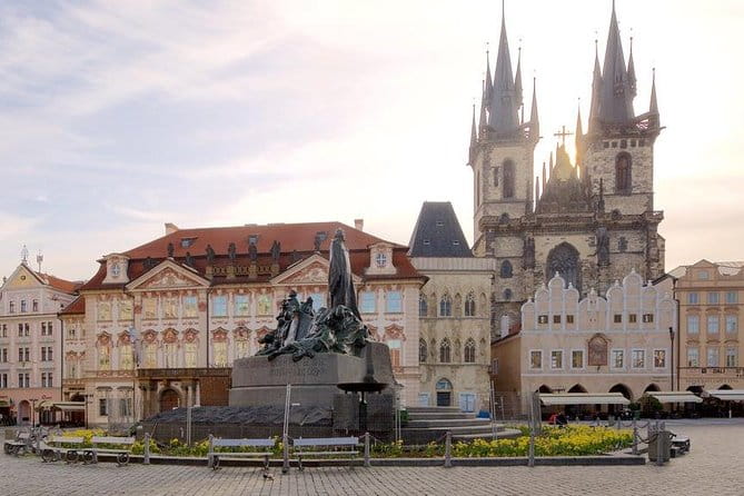 Pedestrian tour of Prague in Spanish - Key Points