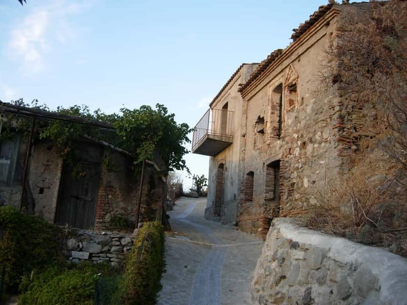 Pentedattilo: Ghost Town Private Walking Tour - Introduction to Pentedattilo’s Ghostly Allure
