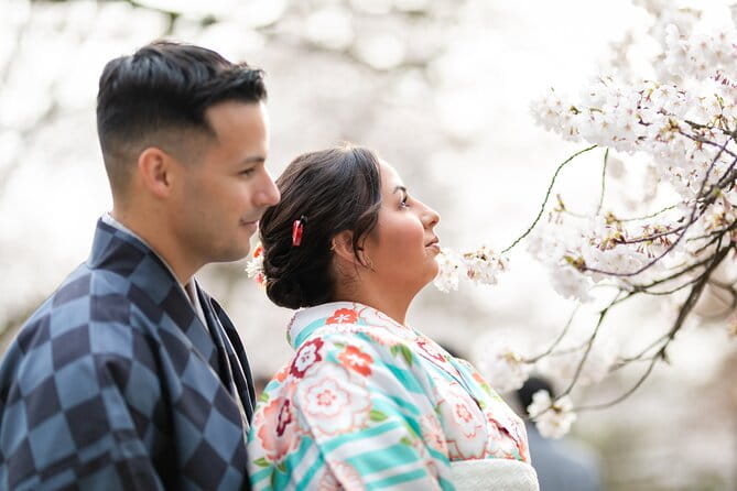 Personalized and Exclusive Photographic Tour of Kenrokuen - Capturing the Essence of Kanazawas Iconic Garden