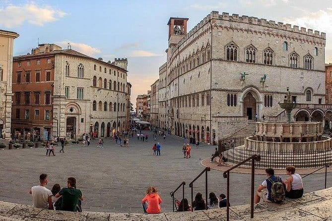 Perugia Highlights Private Tour with Local Guide - Discovering Perugia’s Main Gate and First Impressions
