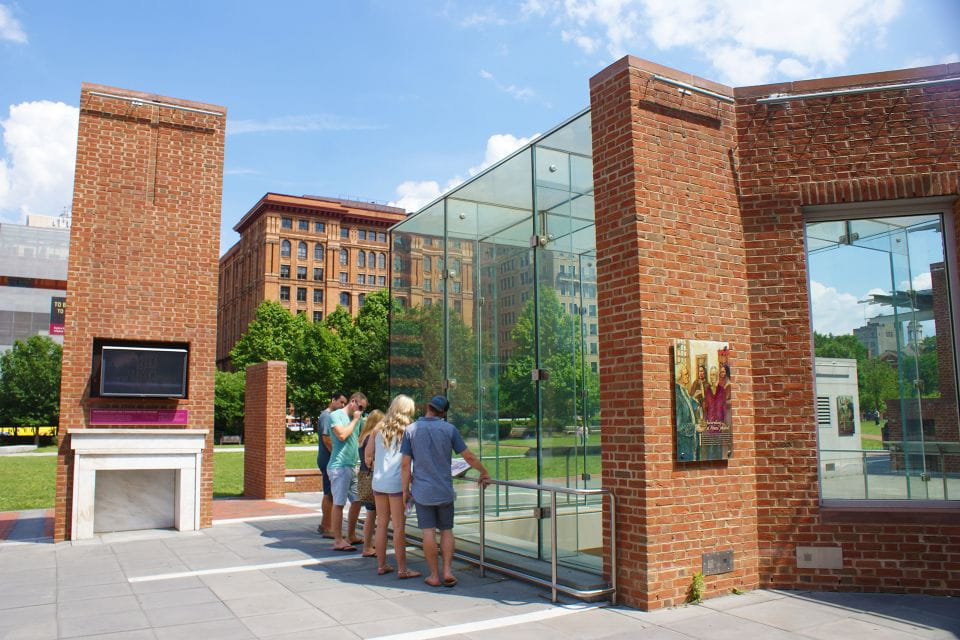 Philadelphia: History, Highlights & Revolution Walking Tour - Iconic Park and Buildings