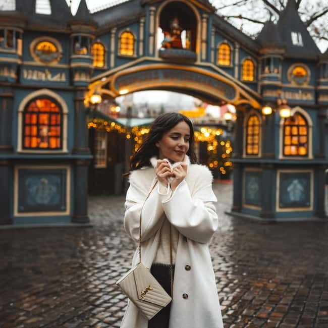 Photo shoot at the Cologne Christmas market with a local photographer - Who Will Love This Experience?