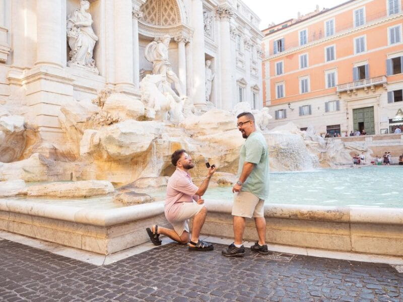 Photoshoot from Trevi Fountain to Colosseum with a local - FAQ