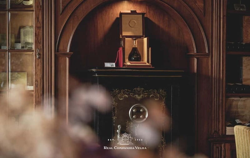 Pinhão: Rabelo Boat Cruise with a Port Tasting at a Winery - The Walk to Quinta das Carvalhas and the Elegant Tasting Room