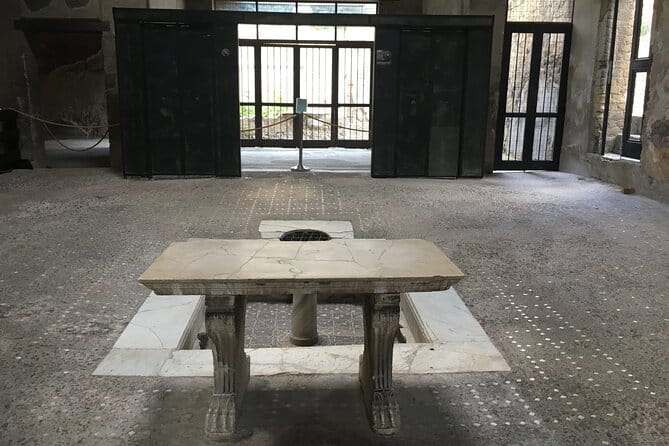 Pompeii and Herculaneum with archaeologist, small group of 10!!! - Price and Logistics: Is It Worth It?