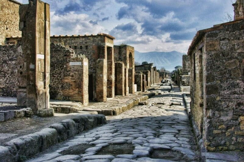 Pompeii: Entry Ticket & Guided Tour with an Expert Historian - Key Points / Takeaways