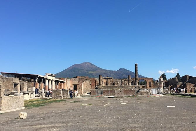 Pompeii with an archaeologist, the original!!! - Exploring Pompeii with an Archaeologist: A Deep Dive