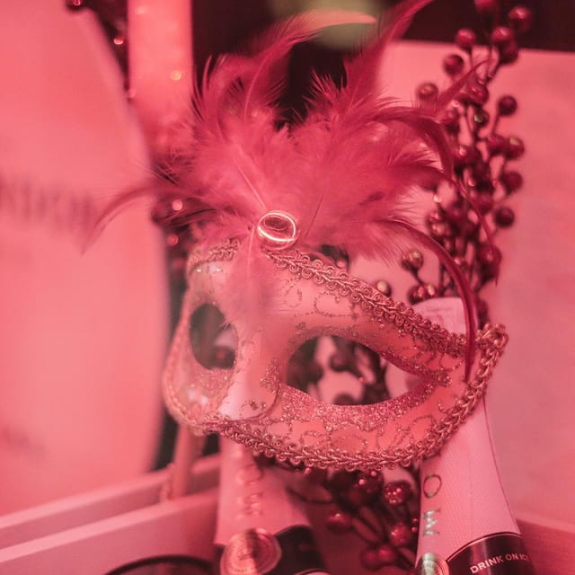 Porto: Cabaret & Pole Shows, offer a Glass of Champagne - Logistics, Price, and Practical Tips