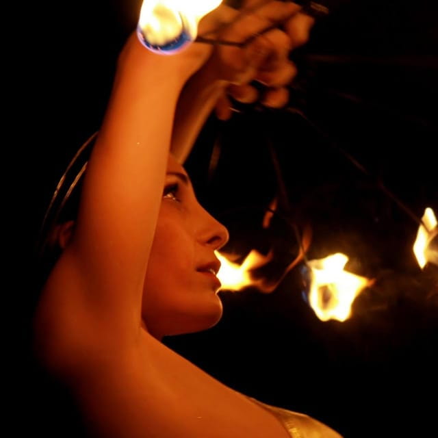 Porto: Cabaret & Pole Shows, offer a Glass of Champagne - Who Should Consider This Experience?