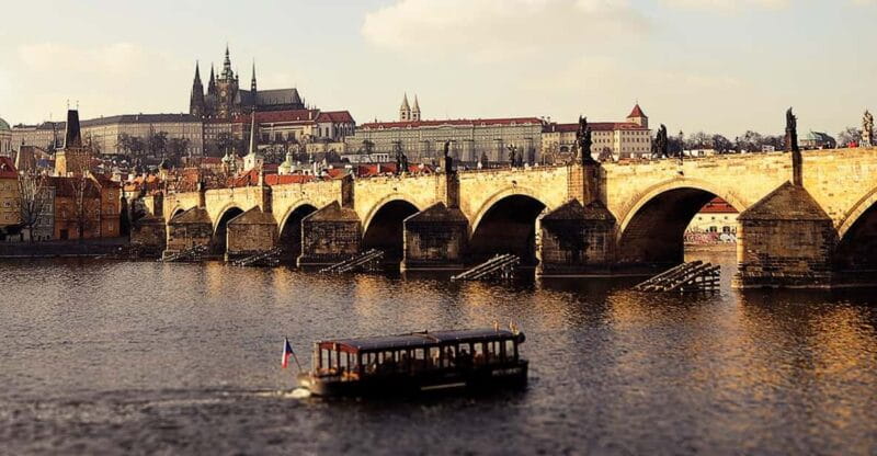 Prague: 2 hours city tour + 1 hour boat cruise - Entering the Heart of Prague: The 2-Hour Land Tour