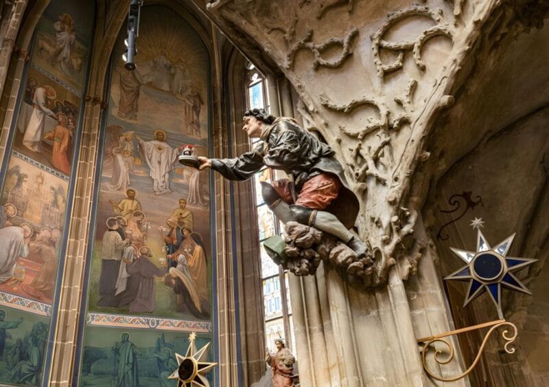 Prague Castle: Royal Palace, Cathedral, and Golden Lane Tour - Practical Tips