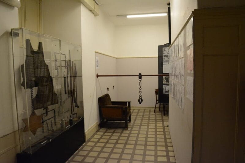 Prague: Gestapo Headquarters Tour in Spanish - Visiting the Former Gestapo Headquarters: What to Expect