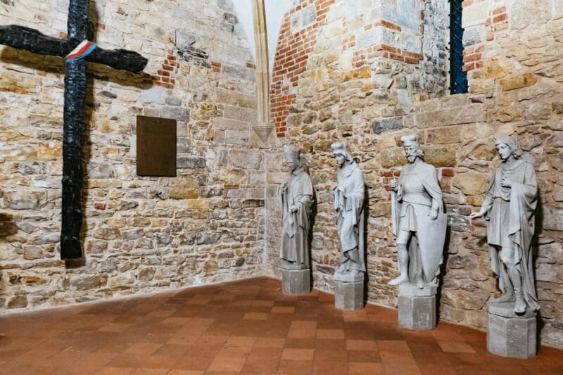 Prague: Old Town, Astronomical Clock and Underground Tour - Starting Point and First Impressions at Mostecká 4