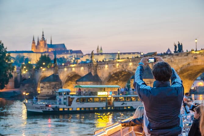 Prague: Sightseeing Boat Cruise with Buffet Dinner - Key Points