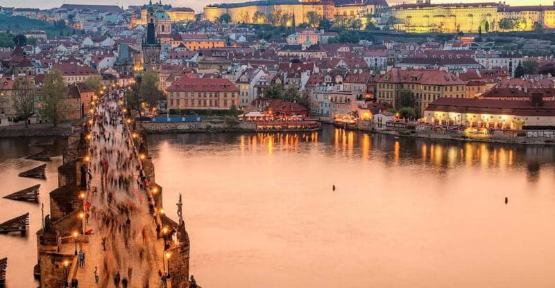 Prague : Visite insolite avec un guide journaliste français - Frequently Asked Questions