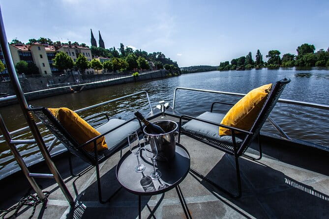 Prague YachtBoat CLASSIC cruise with Unlimited Beer or Prosecco - FAQ