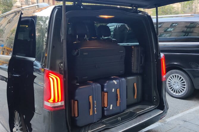 Premium Transfer from / to Airport and Port - Seamless Arrival in Barcelona: First Impressions Matter