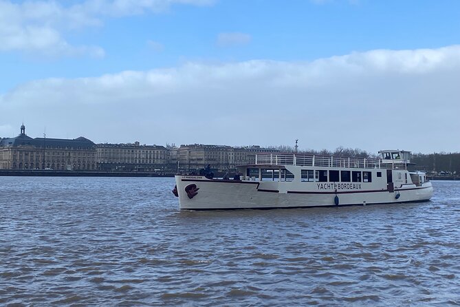 Prestige Commented Cruise Glass of Wine and Canelé in Bordeaux - Boarding Location and Accessibility