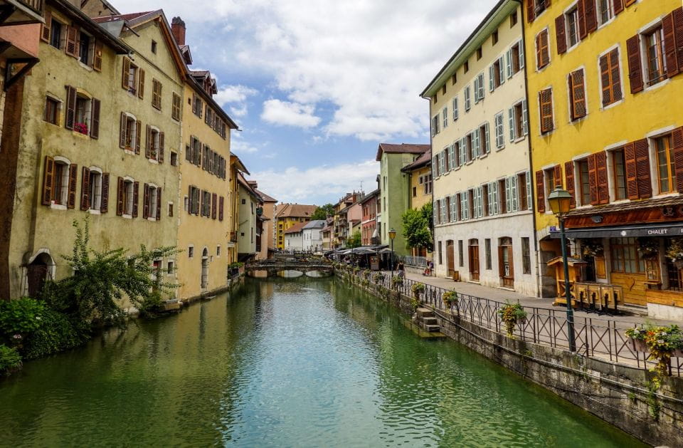 Private 2-Hour Walking Tour of Annecy With Official Guide - Exploring Lac Dannecy and Surroundings