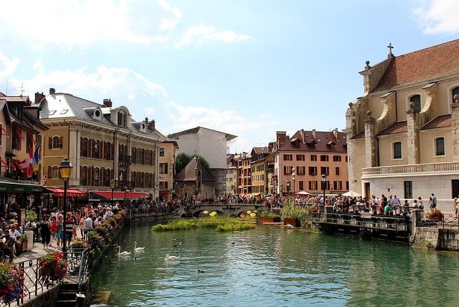 Private 2-hour Walking Tour of Annecy with official tour guide - Key Points
