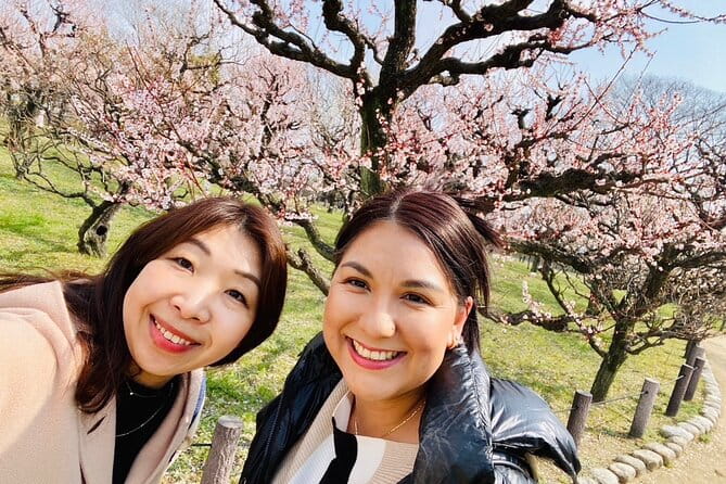 PRIVATE 6-Hr. Food Tour From Osaka Castle to Kuromon to Dotonbori - Tuna Sashimi Delight