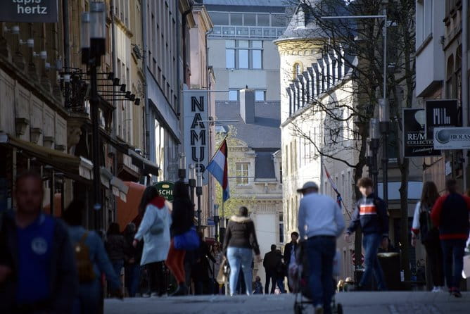 Private airport transfer: from the airport to the city of Luxembourg - Entering Luxembourg: A Smooth Arrival Experience