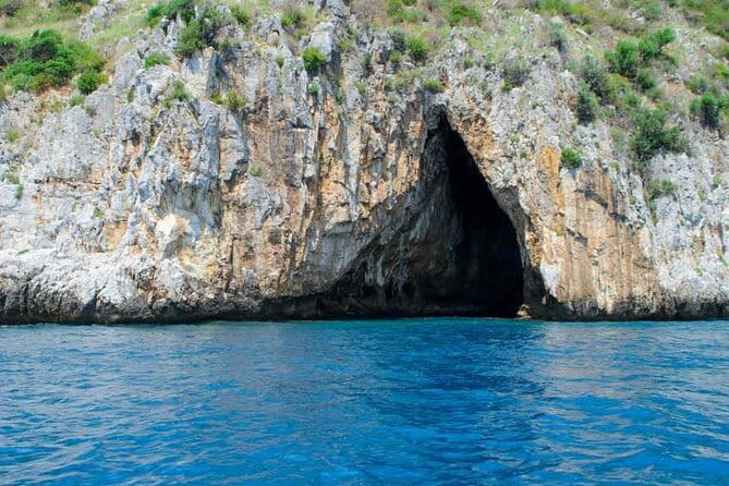 Private Boat Tour  2 Hours of Wonder on Capri - Exploring Capri from the Water: A Close-Up View of Natural Wonders