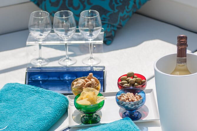 Private boat tour of the Island of Capri, Caves, Faraglioni - FAQ