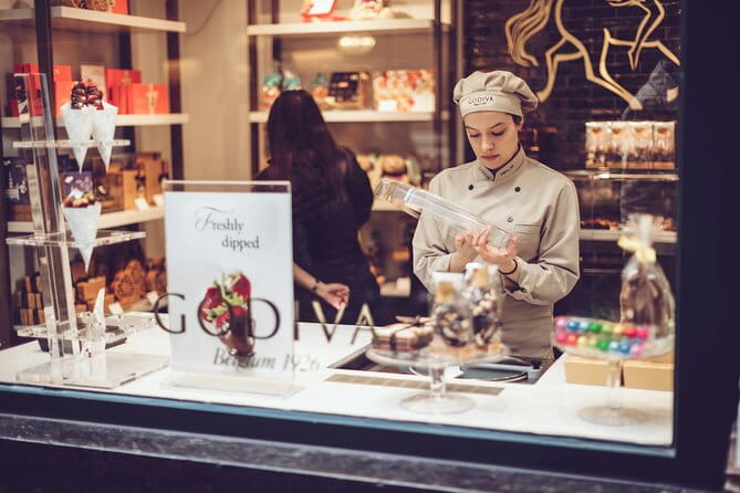 Private Bruges Iconic Sites and Chocolate Tasting Tour - The Vibrant Fish Market and Historic Burg Square