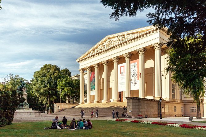 Private City Kickstart Tour: Budapest - Meeting Point and Accessibility